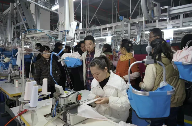 打通就業(yè)“最后一公里” 都勻組織群眾入企觀摩，助推輕紡產(chǎn)業(yè)發(fā)展與信息咨詢服務升級